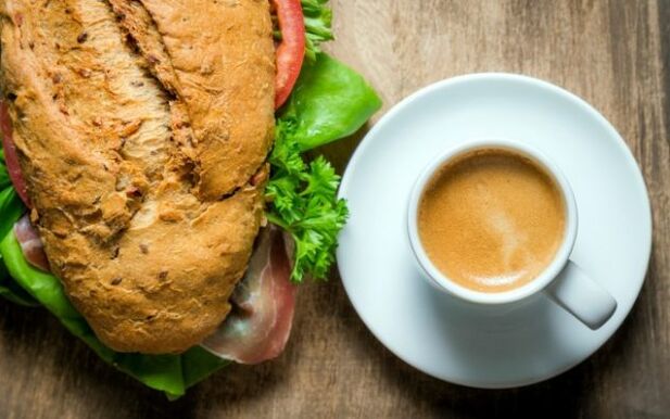 Cafea cu un sandwich