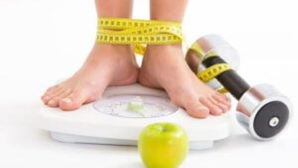 Pentru a preveni dezvoltarea venelor varicoase, trebuie să lupți împotriva excesului de greutate și să mănânci corect.